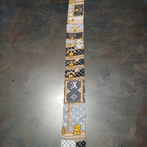 Authentic Louis Vuitton Monogram Black and Gold Scarf - Picture 5 of 11